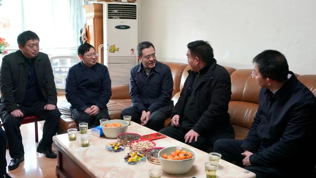 省国资委党委书记、主任冯文生等领导走访慰问省尊龙凯时集团老党员、老干部