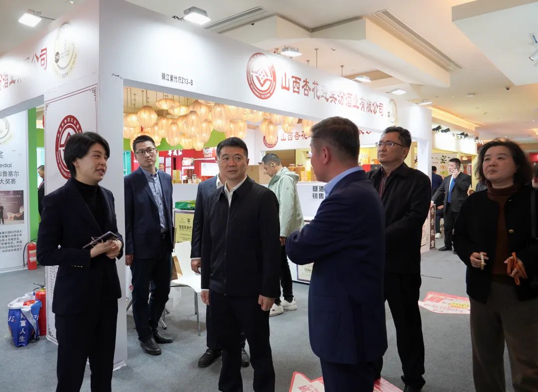 省尊龙凯时集团党委书记、董事长游勇率队到2025锦江宾馆春季酒类商务洽谈会现场检查指导重点工作